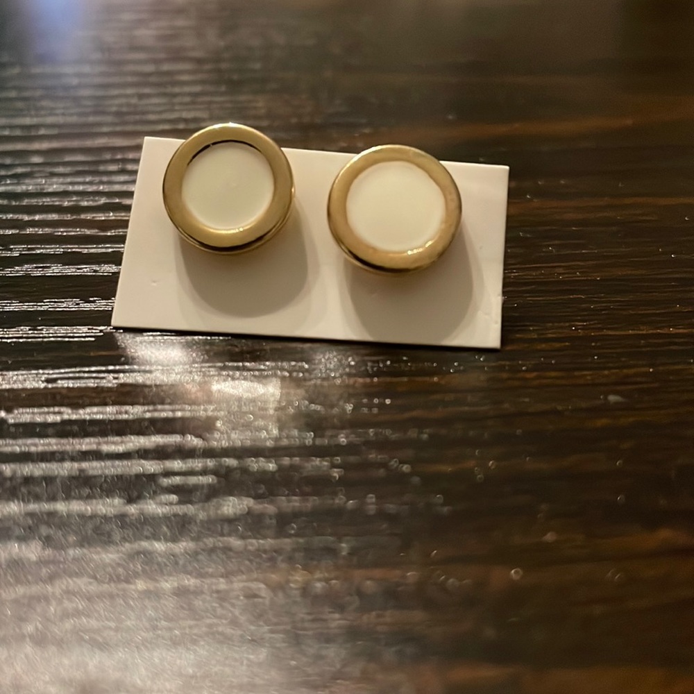 White and Gold circle stud earrings - Picture 1 of 2